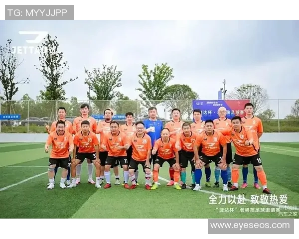 网红携足球明星共舞展现青春活力引发热潮与关注